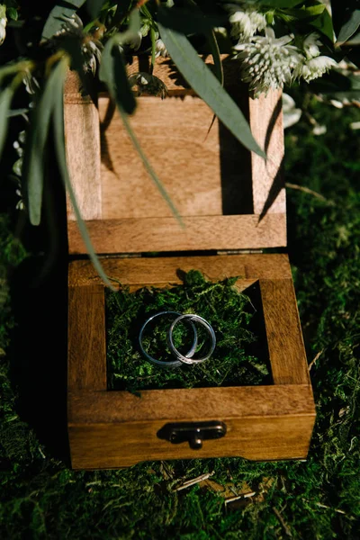 Δαχτυλίδια γάμου βρίσκονται σε ένα λουλούδι κοντά — Φωτογραφία Αρχείου