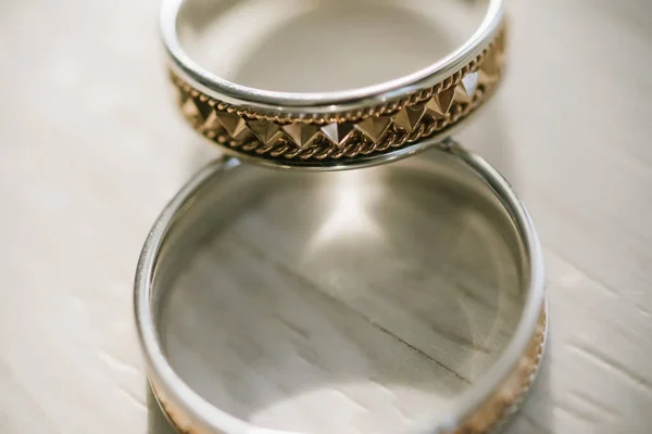 Γαμήλια δαχτυλίδια κοντινό πλάνο της μακροεντολής. Δαχτυλίδια της νύφης και του γαμπρού — Φωτογραφία Αρχείου