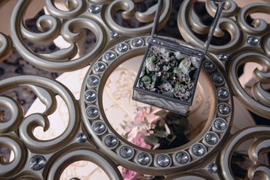 Alyans bir çiçek yakın yalan