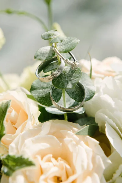 Δαχτυλίδια γάμου βρίσκονται σε ένα λουλούδι κοντά — Φωτογραφία Αρχείου