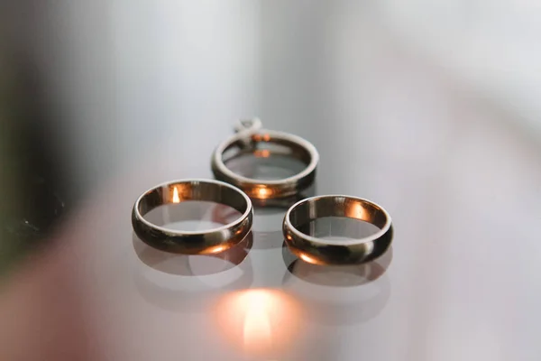 แหวนแต่งงานยิงแมโครใกล้ชิด แหวนของเจ้าสาวและเจ้าบ่าว — ภาพถ่ายสต็อก