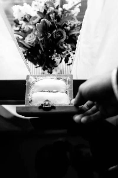 新娘和新郎的结婚戒指在木箱里 — 图库照片