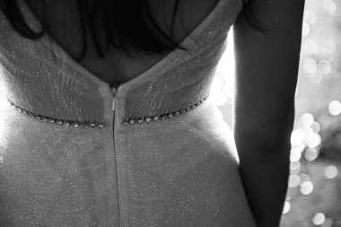 Beyaz gelinlik le poz veren genç kadın yakın çekim