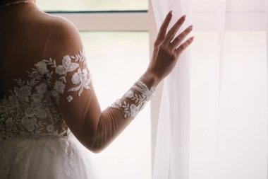 Beyaz gelinlik le poz veren genç kadın yakın çekim