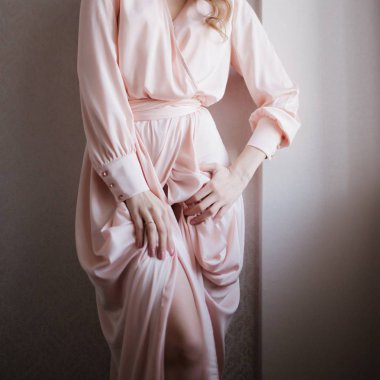 Beyaz gelinlik le poz veren genç kadın yakın çekim