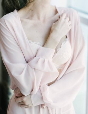 Beyaz gelinlik le poz veren genç kadın yakın çekim