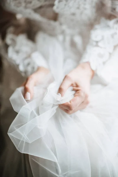 Jeune femme posant dans une robe de mariée blanche gros plan — Photo