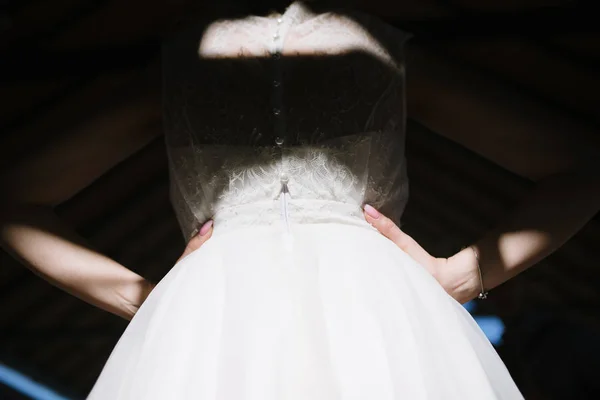 Молодая женщина позирует в белом свадебном платье вблизи — стоковое фото