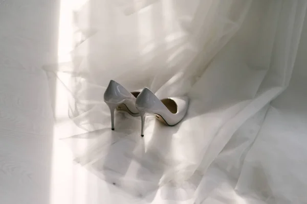 Свадебные праздничные туфли невесты закрываются в день свадьбы — стоковое фото