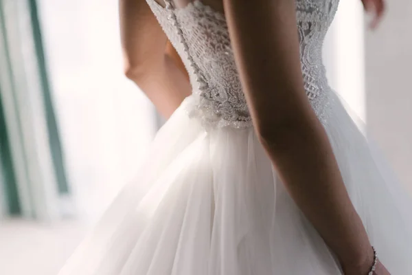 Jovem posando em um vestido de casamento branco de perto — Fotografia de Stock