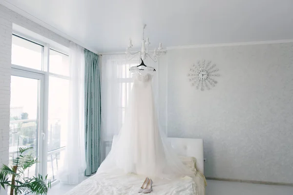 Robe de mariée blanche suspendue dans la chambre. Robe de mariée blanche — Photo