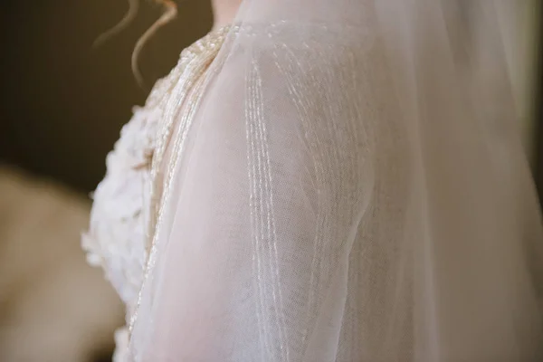 Jeune femme posant dans une robe de mariée blanche gros plan — Photo