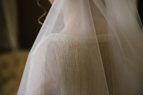 Jeune femme posant dans une robe de mariée blanche gros plan — Photo