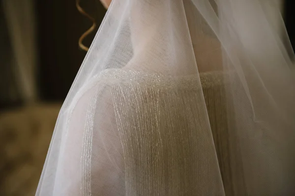 Mujer joven posando en un vestido de novia blanco de cerca —  Fotos de Stock