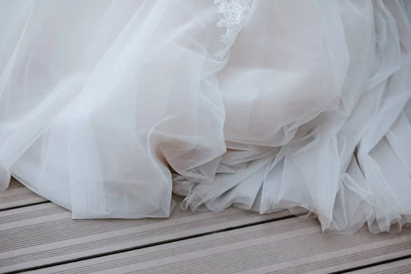 Mladá žena pózní v bílých svatebních šatech zblízka — Stock fotografie