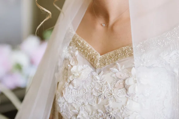 Mujer joven posando en un vestido de novia blanco de cerca —  Fotos de Stock