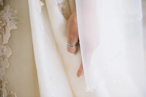 Young woman posing in a white wedding dress close up — Stock Photo, Image