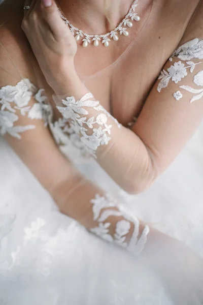 Jeune femme posant dans une robe de mariée blanche gros plan — Photo