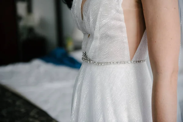 Jeune femme posant dans une robe de mariée blanche gros plan — Photo
