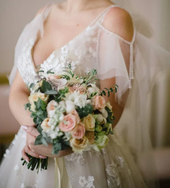 Elinde bir düğün buketi tutan gelinlik gelin yakın çekim