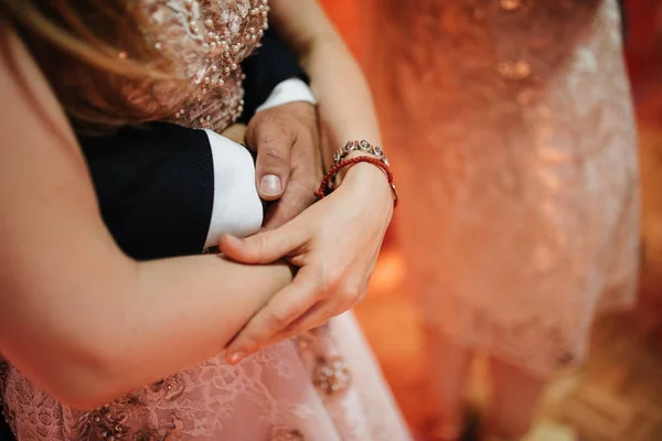 Жених в костюме обнимает невесту в свадебном платье — стоковое фото