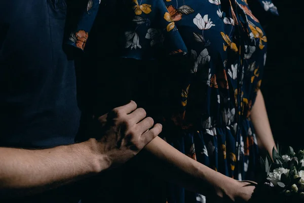 男人拥抱一个女人在礼服特写 — 图库照片
