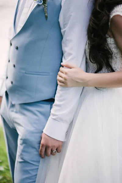 L'homme et la femme se tiennent la main près — Photo