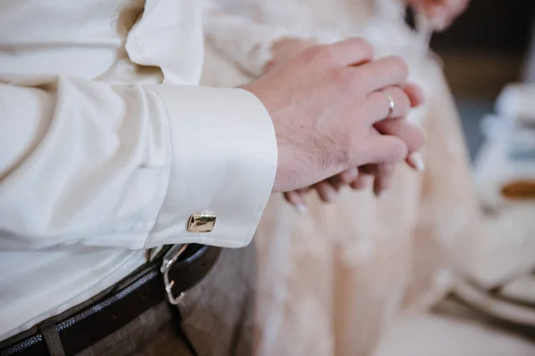 Man and woman hold hands close up — Stock Photo, Image