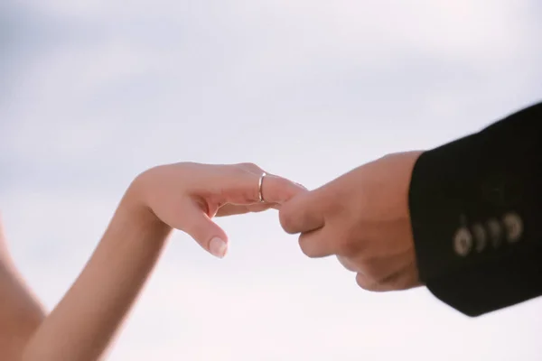 L'homme et la femme se tiennent la main près — Photo