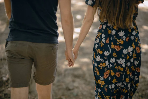 Man en vrouw houden handen close-up — Stockfoto