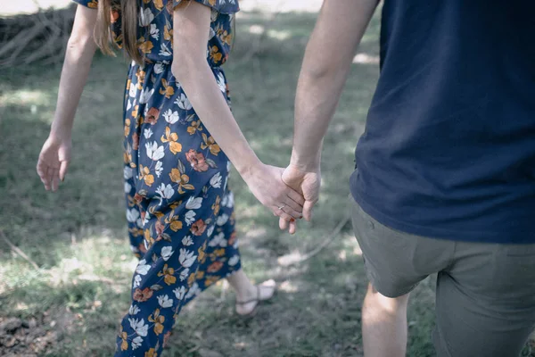 Mann und Frau halten Hand in Hand — Stockfoto