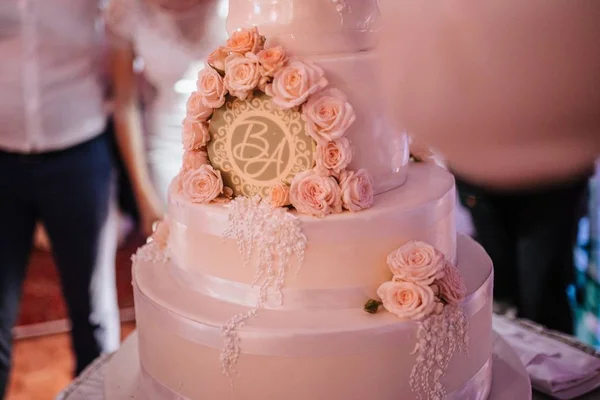 Grande bolo de casamento branco com frutas está na mesa — Fotografia de Stock