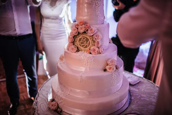 Nagy fehér esküvői torta gyümölccsel az asztalon — Stock Fotó