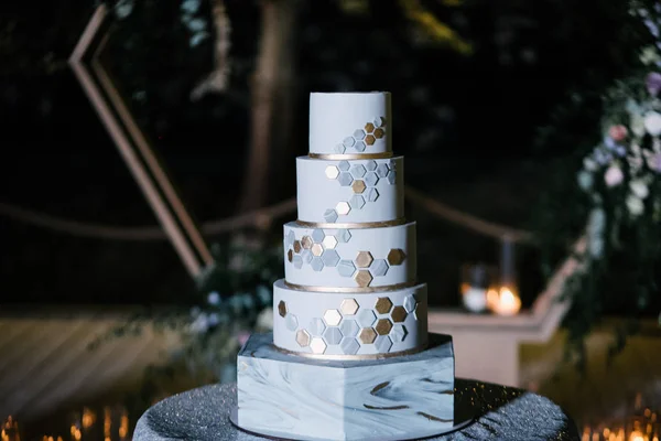 Большой белый свадебный торт с башнями в форме замка — стоковое фото