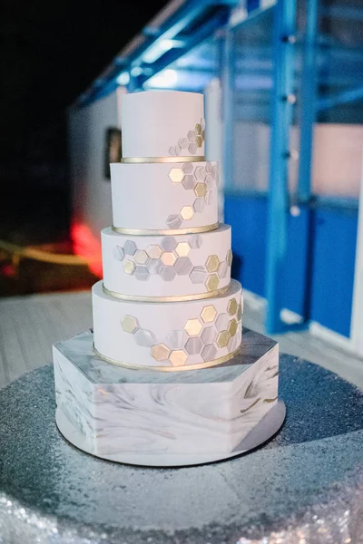 Kale şeklinde kuleleri ile büyük beyaz düğün pastası