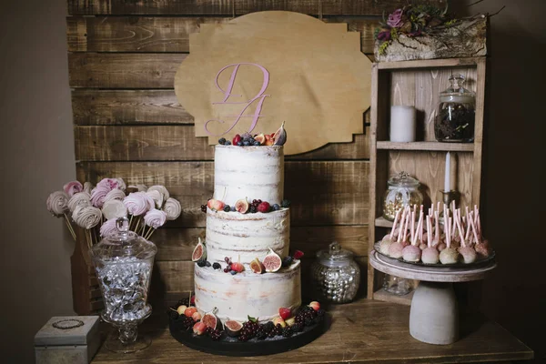 Grote witte bruidstaart met fruit is op de tafel — Stockfoto