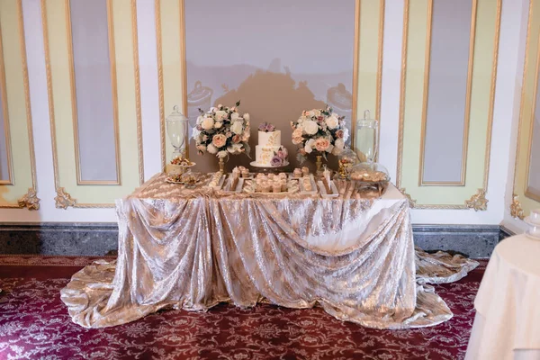 Velký bílý svatební dort s ovocem je na stole — Stock fotografie