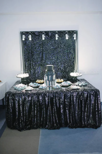Grande hermoso negro pastel de boda de pie en una mesa de cerca — Foto de Stock