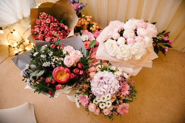 Brautstrauß aus Blumen der Braut in Nahaufnahme — Stockfoto