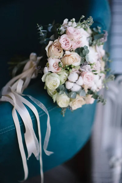 Beyaz çiçek güzel düğün buketi yatıyor — Stok fotoğraf