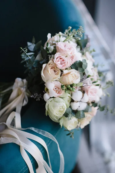 Красивый свадебный букет белых цветов лежит — стоковое фото