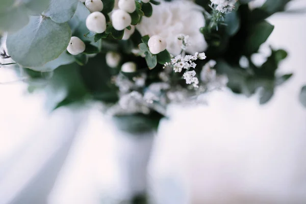 Pencerede vazoda duran beyaz çiçek buketi — Stok fotoğraf