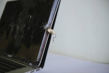 Dizüstü bilgisayarda asma kilit. Bilgisayardaki kişisel verilerin korunması