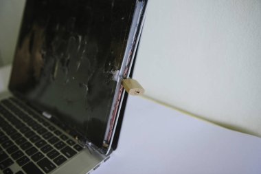 Dizüstü bilgisayarda asma kilit. Bilgisayardaki kişisel verilerin korunması