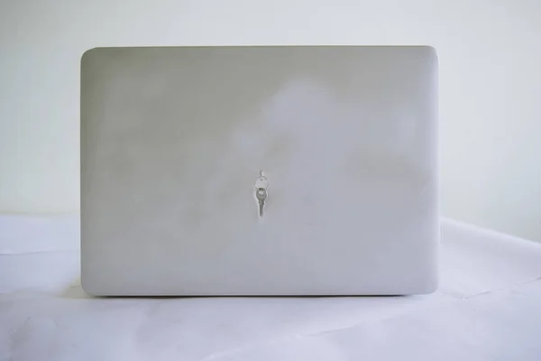 Schlüssel in einem Laptop. Datenschutz — Stockfoto