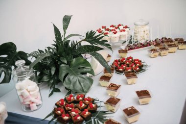 Düğünde tatlı tatlı masası. Bir düğünde Cakestand