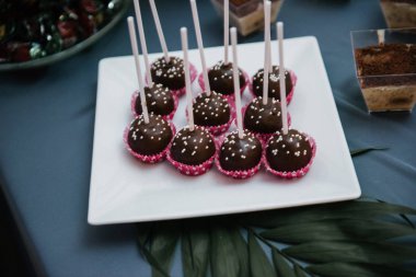 Düğünde tatlı tatlı masası. Bir düğünde Cakestand