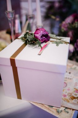 Bir yay ile Karton hediye kutusu masada