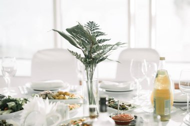 Düğün günü ziyafet salonunun dekorasyonu.