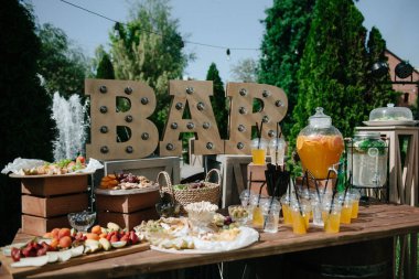 Düğünde tatlı tatlı masası. Bir düğünde Cakestand